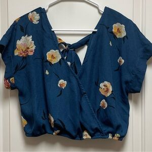 ❤️‍🔥 Cropped Floral Navy & Cream Snap Front Tie Back Bohemian Blouse Sz Medium